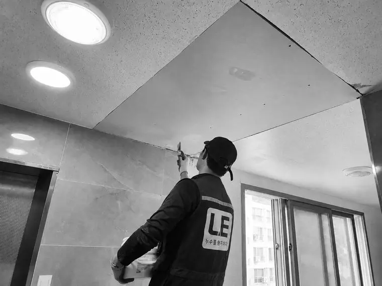천장을 개구해 누수 원인을 처리하고 마감하는 시공 현장